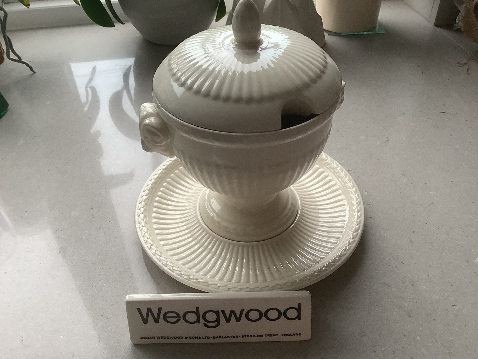 Nieuwe saucière met onderschotel WEDGWOOD EDME, Huis en Inrichting, Keuken | Servies, Ophalen of Verzenden, Nieuw, Aardewerk, Wedgwood