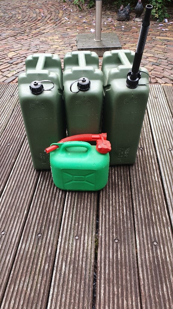 jerrycans benzine, Ophalen, Zo goed als nieuw