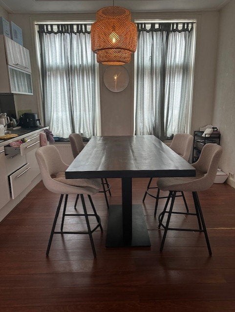 Eettafel, een jaar oud amper gebruikt, Ophalen, In hoogte verstelbaar, Zo goed als nieuw