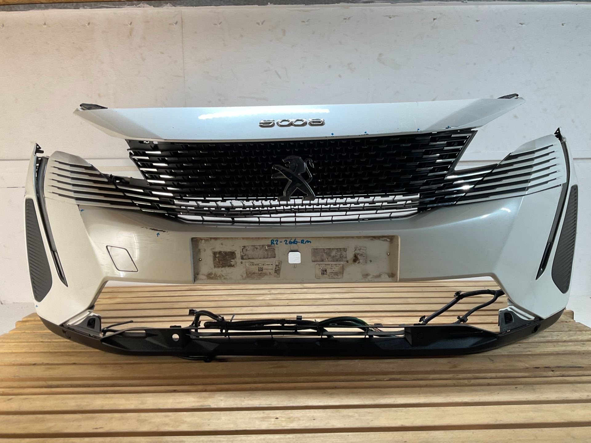 Bumper Peugeot 3008 5008 2021-2024 Voorbumper LED PDC R2-266, Taurusavenue 1
2132 LS  Hoofddorp, NL, Gebruikt, Contact.group@renault.com