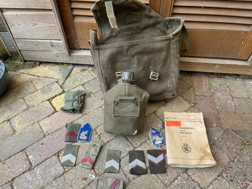 militair bidon met zak en boek, Verzamelen, Militaria | Algemeen, Ophalen of Verzenden, Landmacht, Nederland, Boek of Tijdschrift