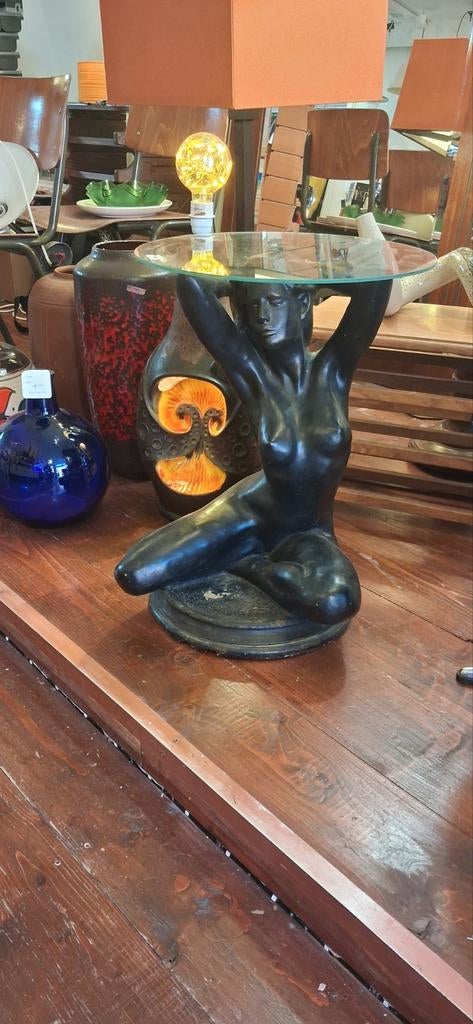 Mooie vintage bijzettafel.  Artistieke voet met glazen blad, Huis en Inrichting, Tafels | Bijzettafels, Gebruikt, Overige vormen