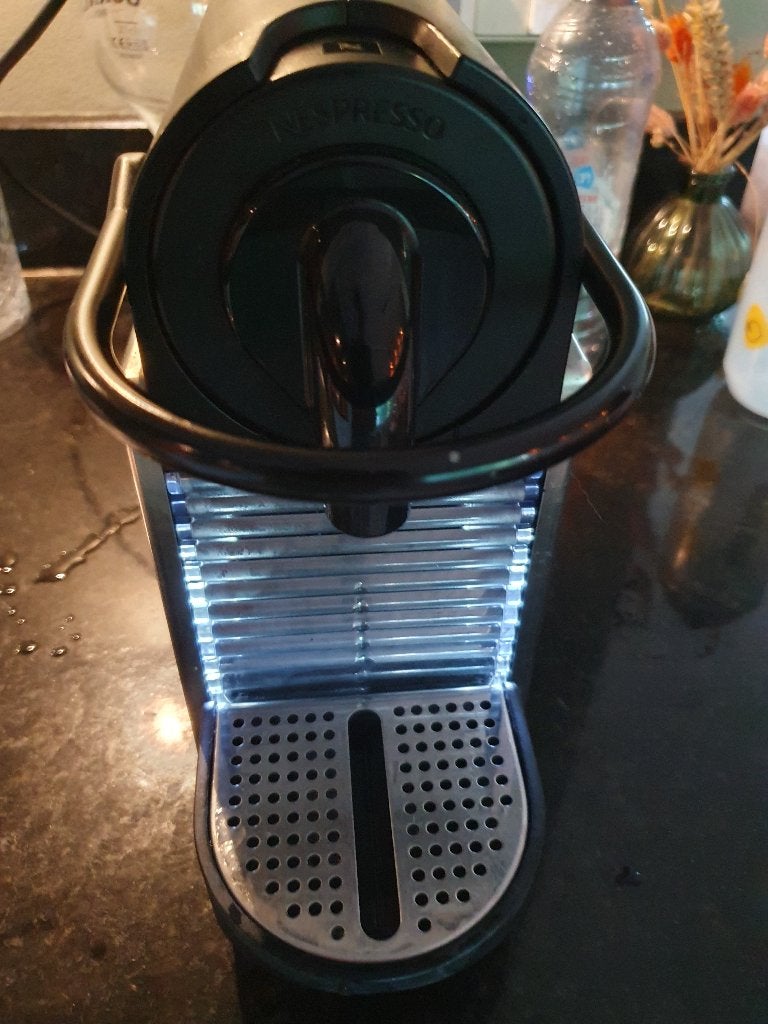 Nespresso pixie met verlichting in chrome uitvoering, Koffiemachine, Ophalen of Verzenden, Zo goed als nieuw, 1 kopje