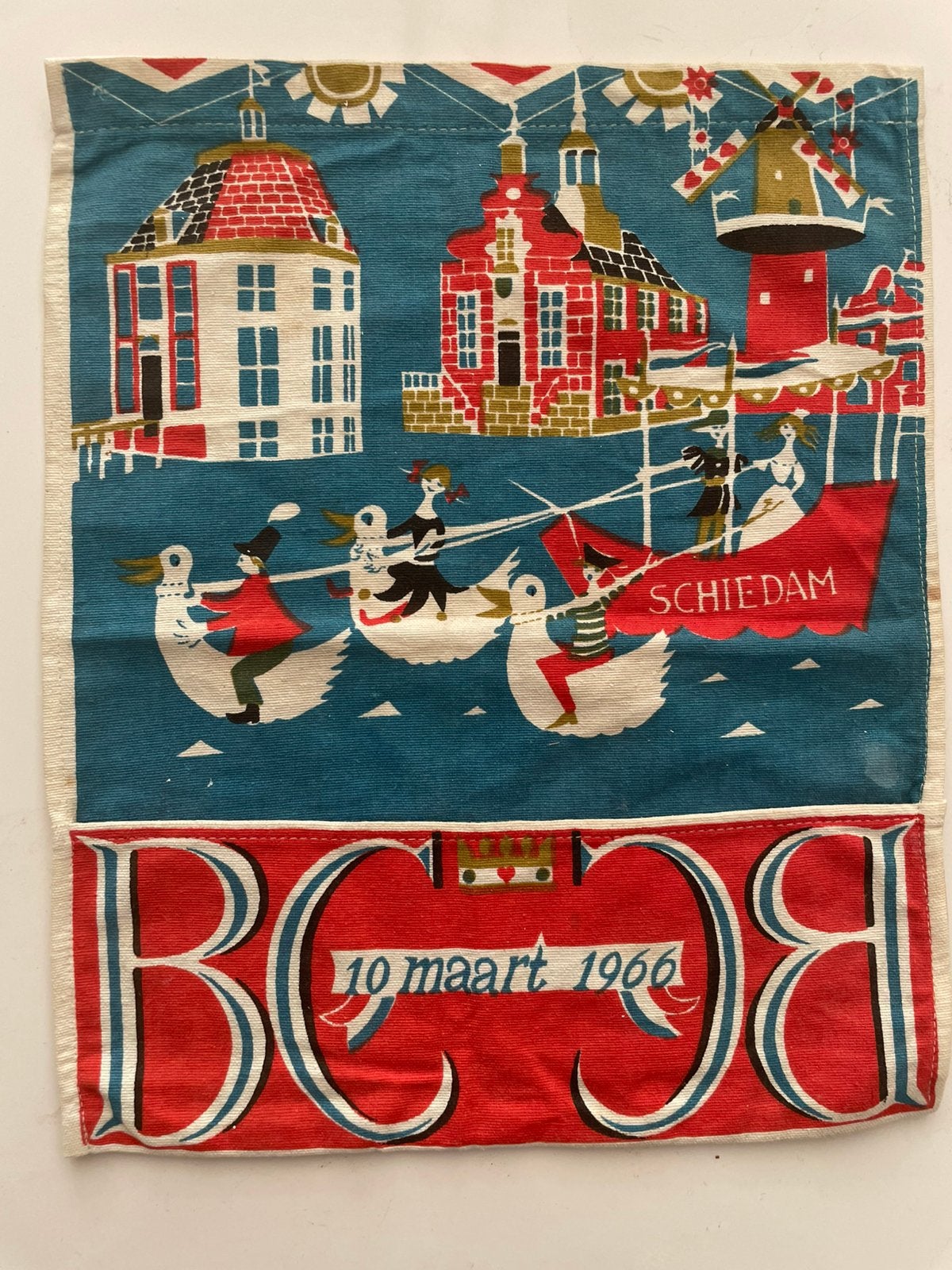 Schiedams kado  bij huwelijk van Beatrix en Claus. 1966., Verzamelen, Ophalen of Verzenden, Zo goed als nieuw, Button of Speldje