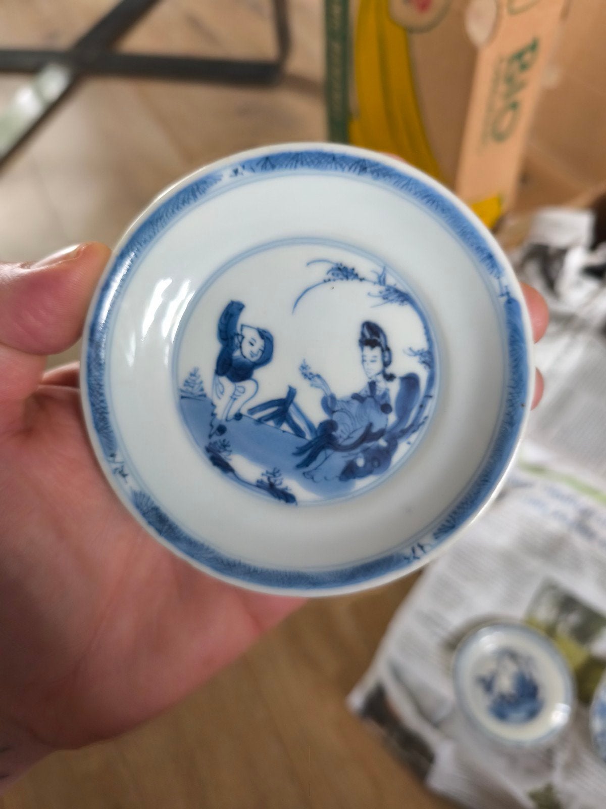 Chinees Kangxi porseleinen bordje met Lijs en Zotje, Antiek en Kunst, Ophalen of Verzenden