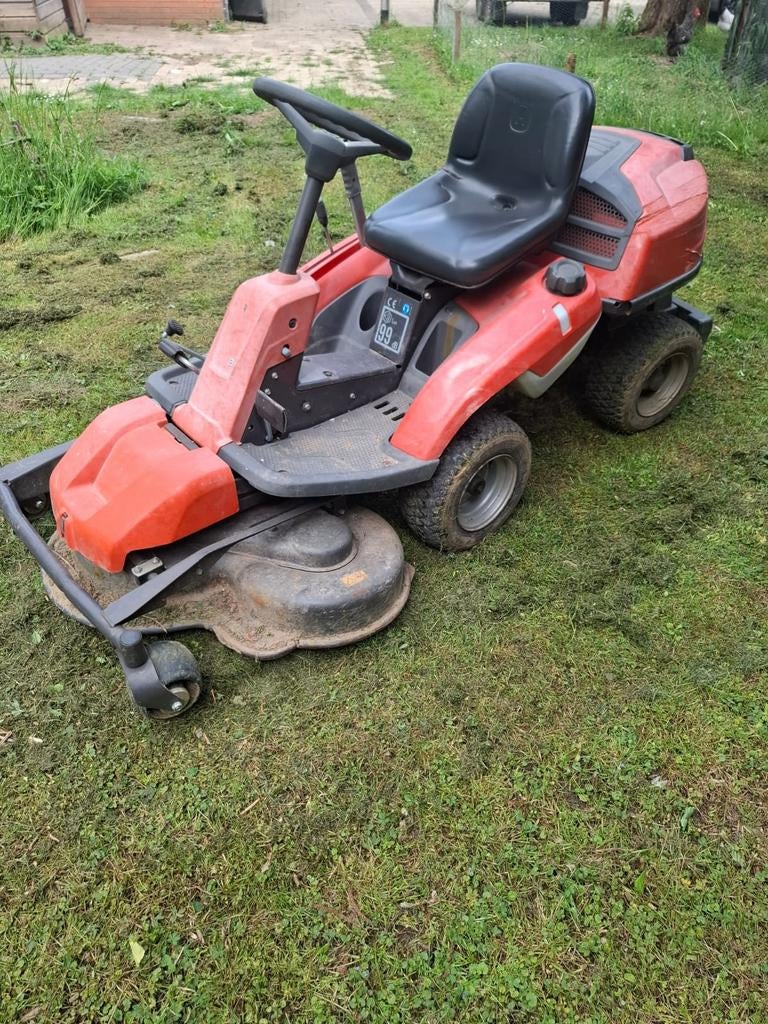 Husqvarna R 318 Zitmaaier - 2012 Model, Cirkelmaaier, Gebruikt, Ophalen of Verzenden, Benzine-grasmaaier