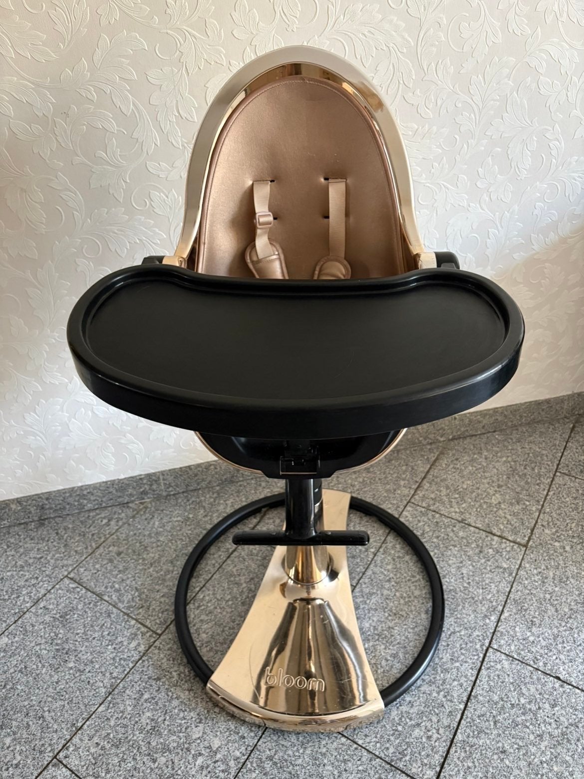 Bloom kinderstoel goud – compleet met accessoires, Kinderen en Baby's, Ophalen, Gebruikt, Overige typen, Afneembaar eetblad