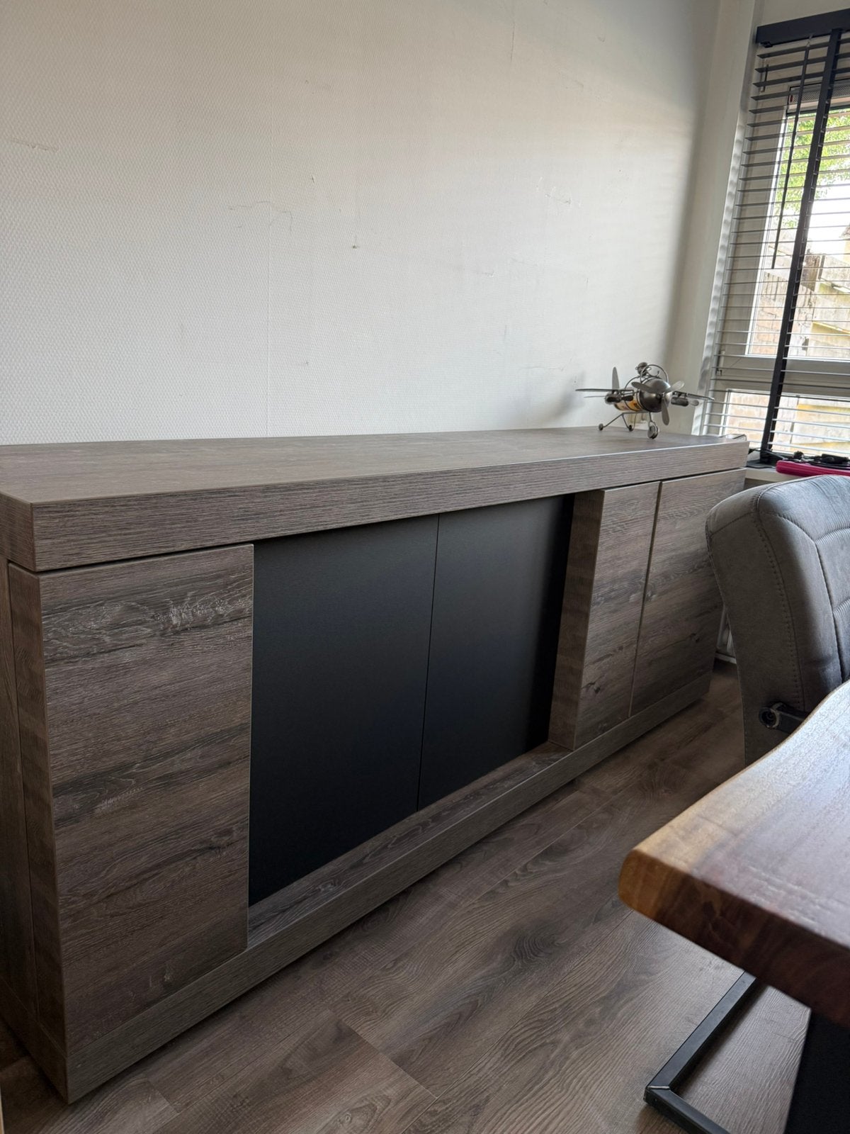 Dressoir bruin met verlichting, Ophalen, Zo goed als nieuw, 25 tot 50 cm, 200 cm of meer