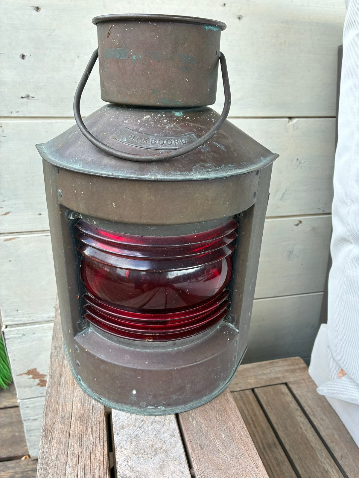 Oude koperen scheepslamp bakboord, Ophalen