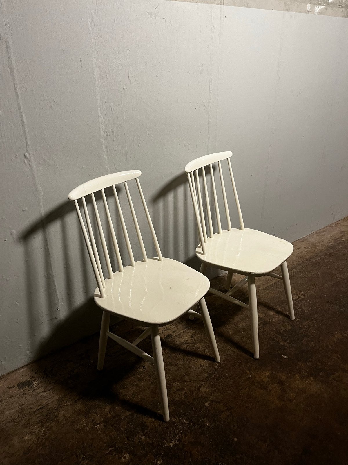 2 vintage witte eetkamerstoelen, Ophalen