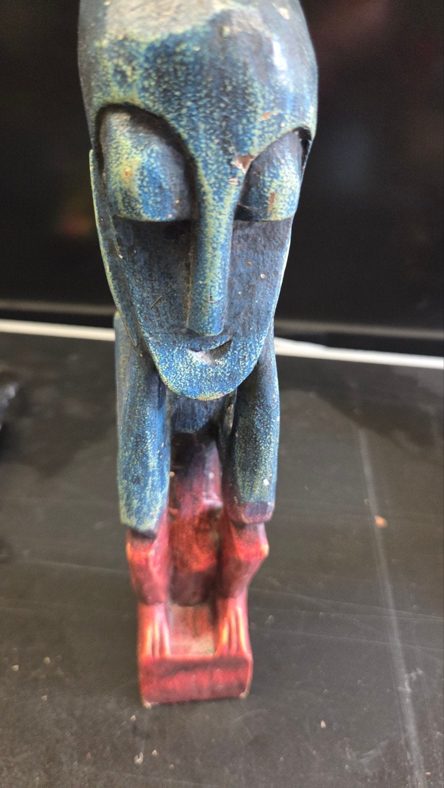 Houten Afrikaans Beeld - Blauw en Rood, Antiek en Kunst, Kunst | Beelden en Houtsnijwerken, Overige onderwerpen, Handgemaakt, Ophalen of Verzenden