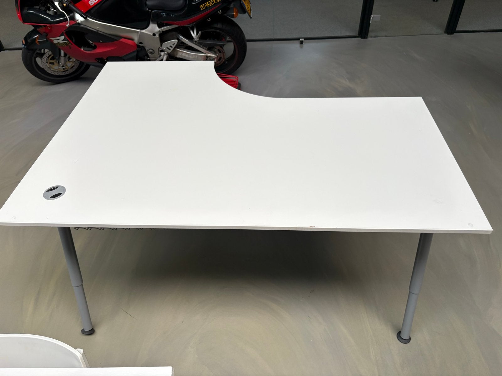 IKEA Hoekbureau - Wit met verstelbare poten, Huis en Inrichting, Bureaus, Ophalen, Gebruikt, Spaanplaat of MDF, Hoekbureau
