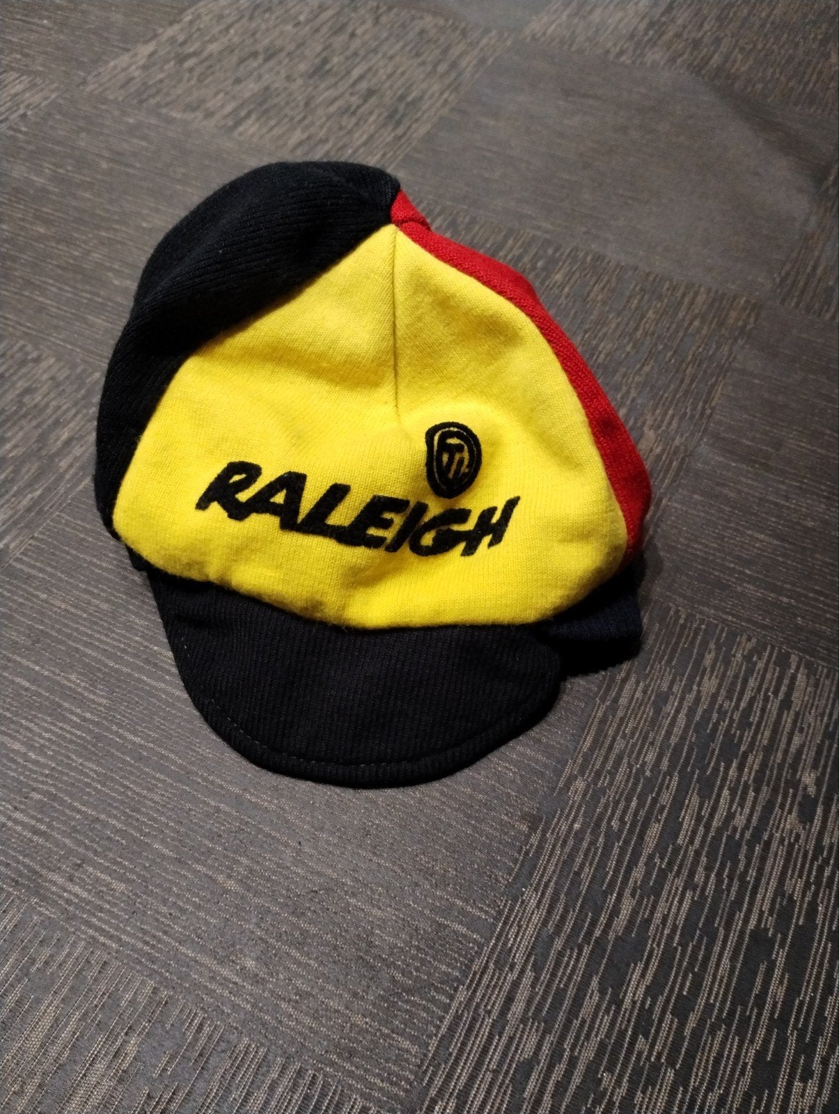 Originele Raleigh fietsmuts - Zwart, geel, rood, Gebruikt, Overige maten, Ophalen of Verzenden, Raleigh