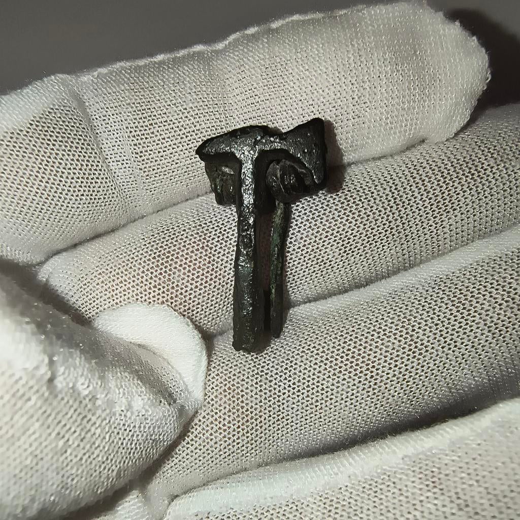 Bodemvondst bronzen romeinse bijl fibula, Antiek en Kunst, Verzenden