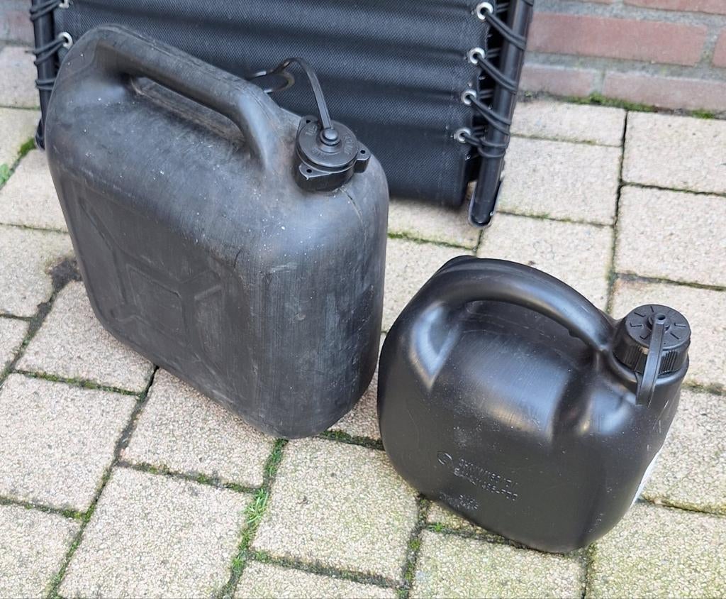 Jerry cans, Ophalen