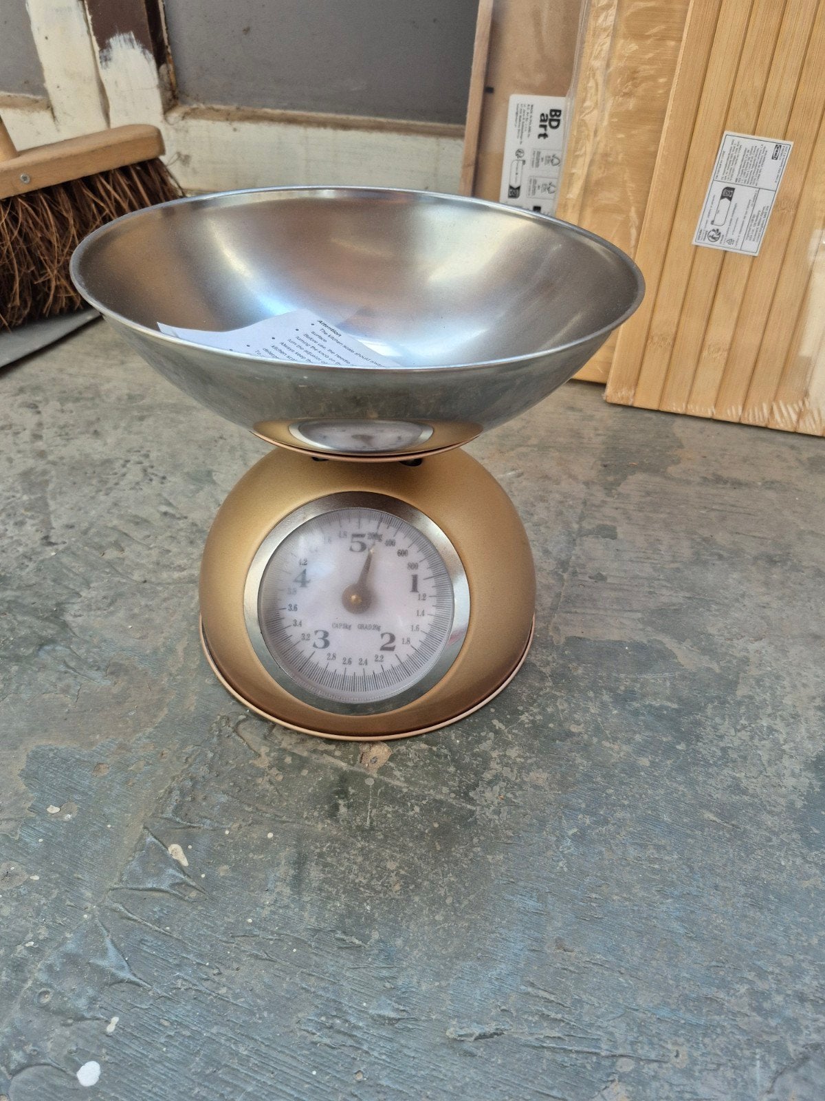 Gouden retro keukenweegschaal met kom, Keukenweegschaal, Ophalen of Verzenden, Gebruikt, Minder dan 10 kg