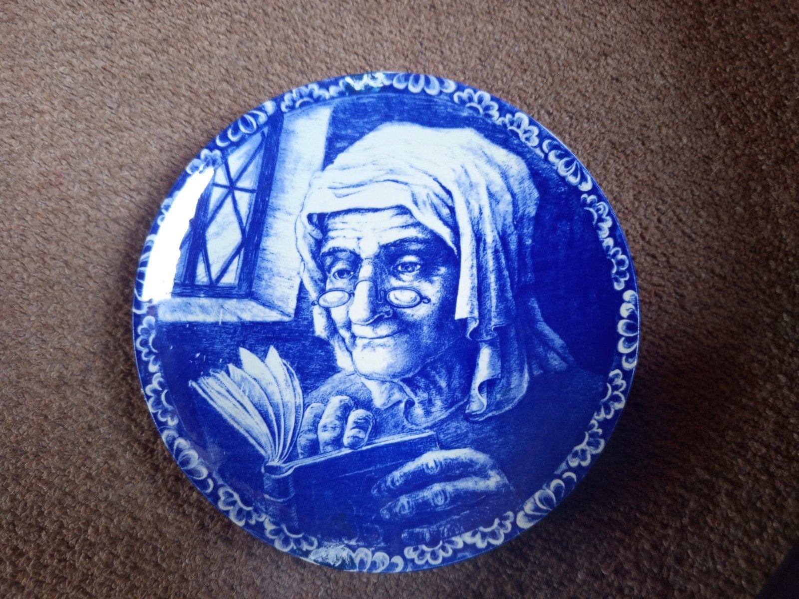 Boch Frères La Louvière Delft wandbord 'Vissersvrouw', Antiek en Kunst, Ophalen of Verzenden