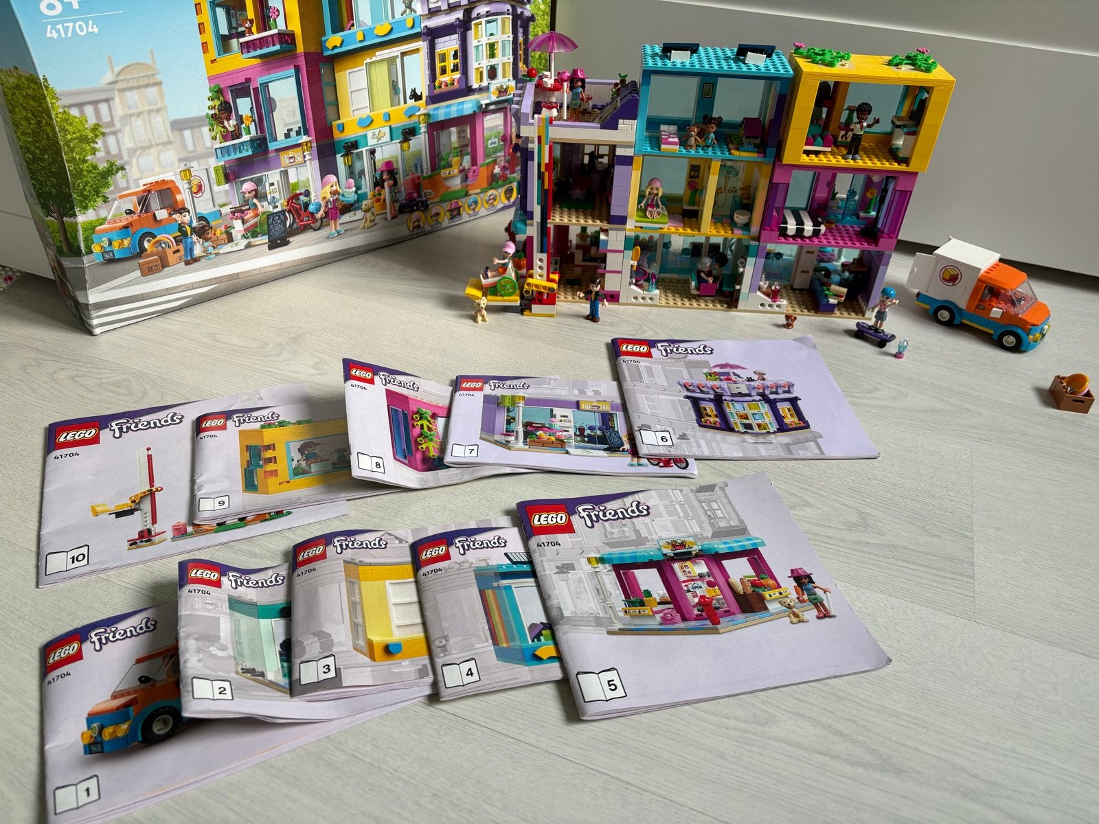 LEGO Friends Hoofdstraat Gebouw 41704 incl. doos, Ophalen of Verzenden, Zo goed als nieuw