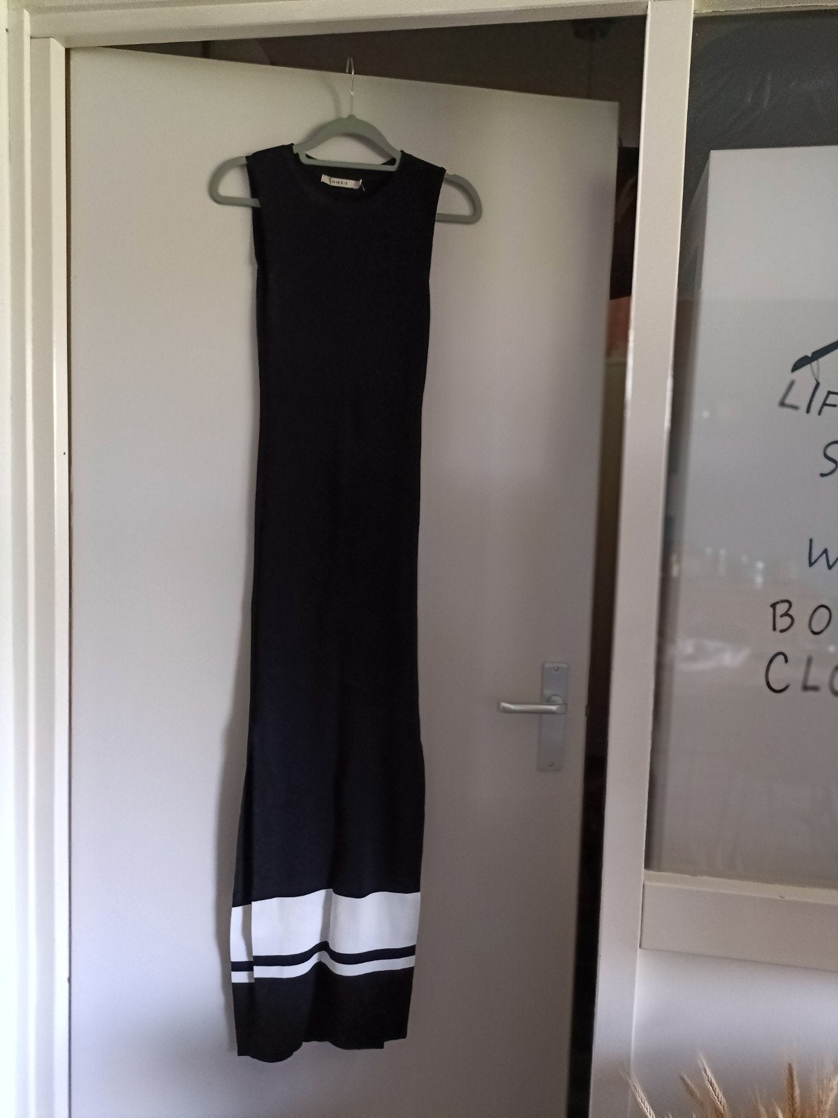 Zwarte maxi jurk met witte strepen van Nikkie, Kleding | Dames, Jurken, Zwart, Nieuw, Ophalen of Verzenden, Maat 34 (XS) of kleiner