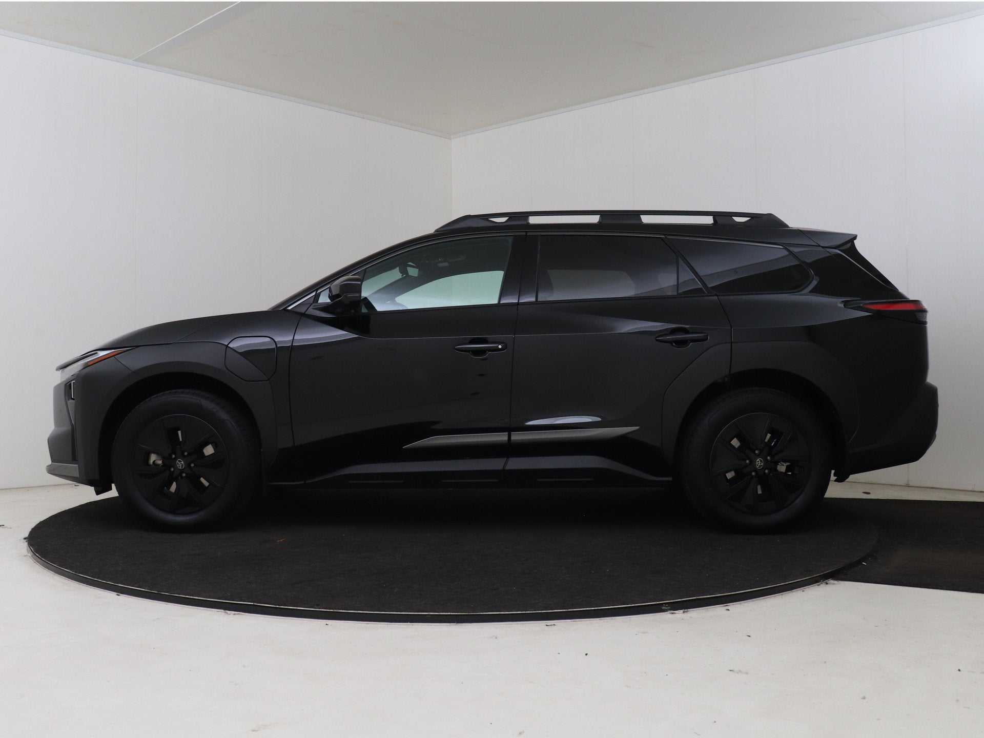 Toyota bZ4X Touring Executive AWD 75 kWh | Panorama dak | St, Auto's, Automaat, 204 min, 24 min, Zwart