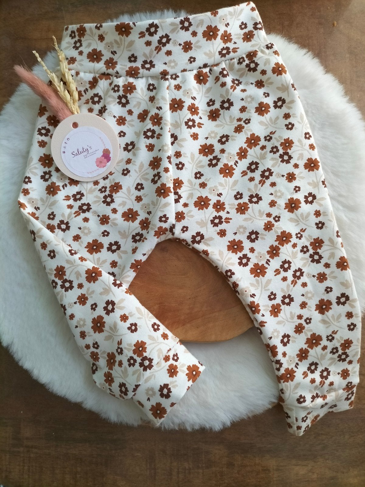 Nieuw handgemaakt • Broekje maat 62/68 Bloemetjes, Kinderen en Baby's, Nieuw, Ophalen of Verzenden, Saluty's kinder- en kraamcadeaus