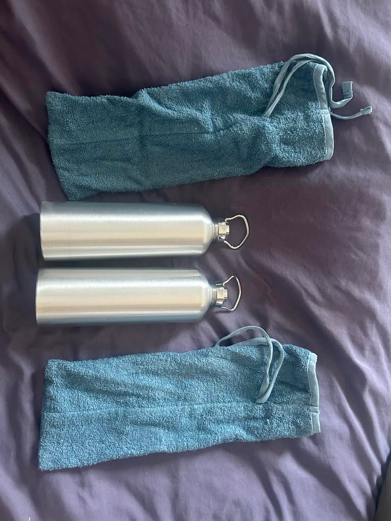 Twee aluminium kruiken met hoezen, Ophalen of Verzenden, Zo goed als nieuw