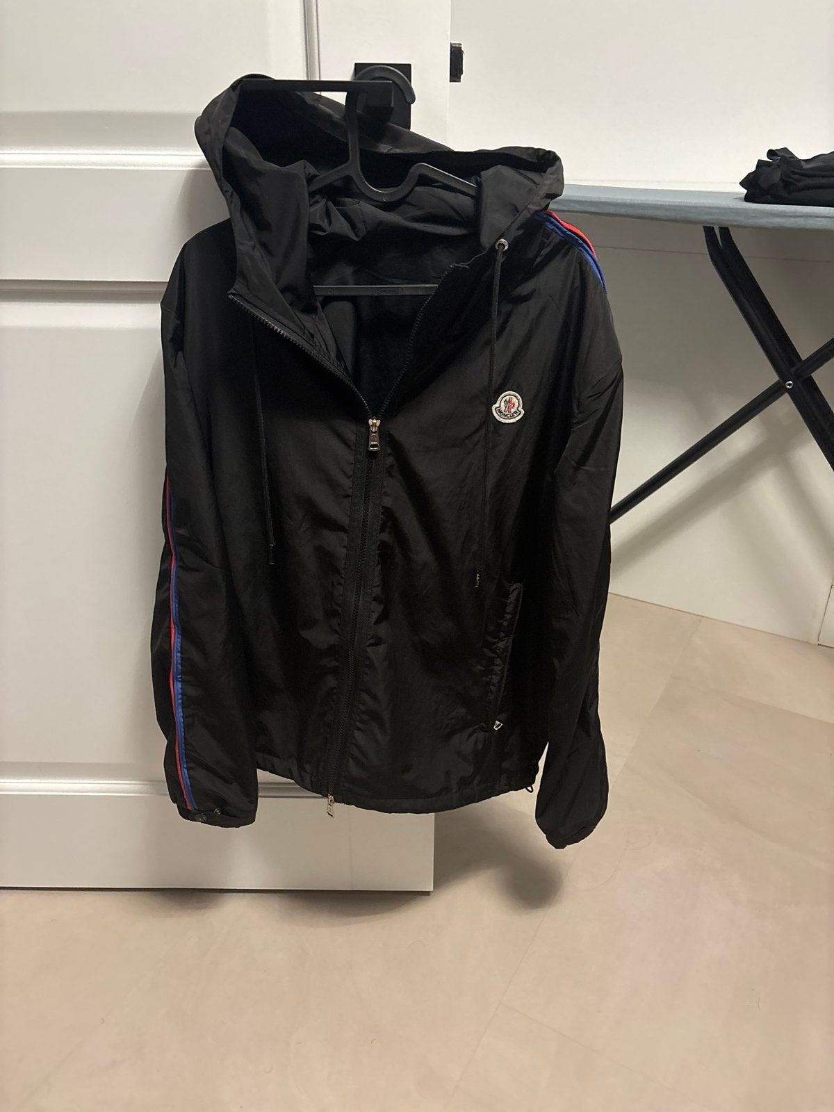 Moncler Windbreaker Zwart met Rode en Blauwe Strepen, Ophalen of Verzenden, Zo goed als nieuw, Maat 48/50 (M), Zwart