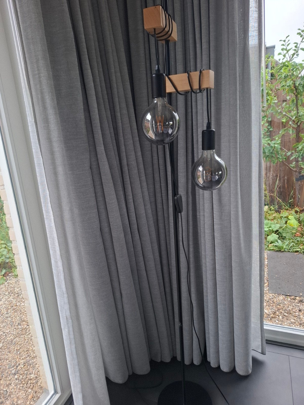 Staande lamp met houten accenten en 2 lichtpunten, Huis en Inrichting, Ophalen, Modern, Industrieel, E27 (groot), Zo goed als nieuw