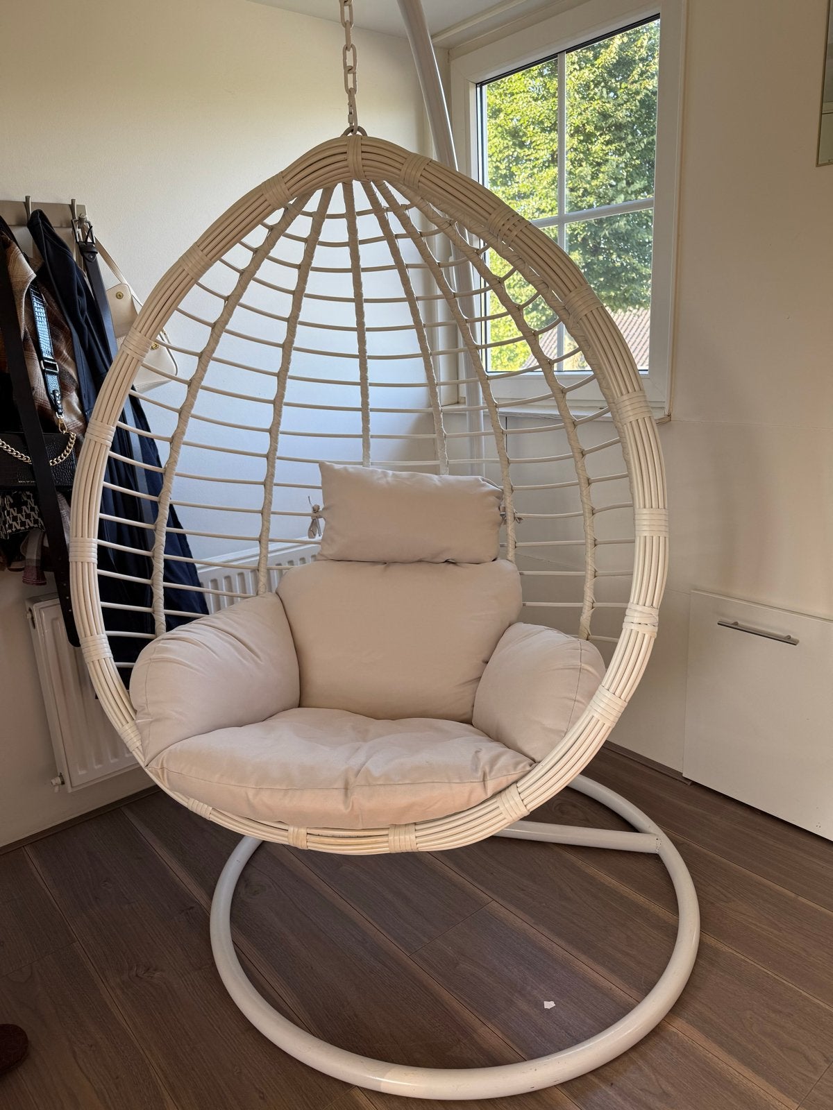 Witte hangstoel met kussen, Ophalen, Wit, Riet of Rotan, Zo goed als nieuw
