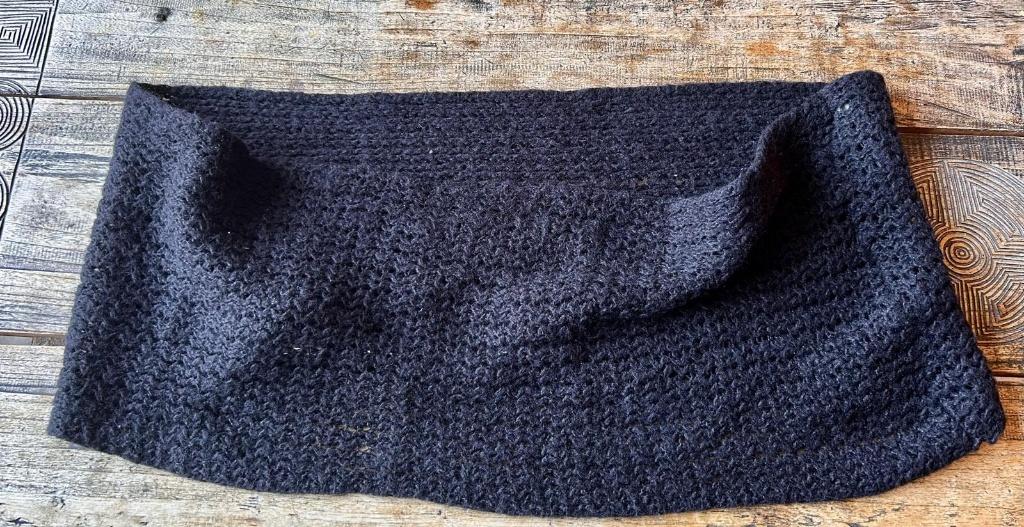 een zwarte handgemaakte nekwarmer ., Ophalen of Verzenden, Zo goed als nieuw, Overige maten, Sjaal