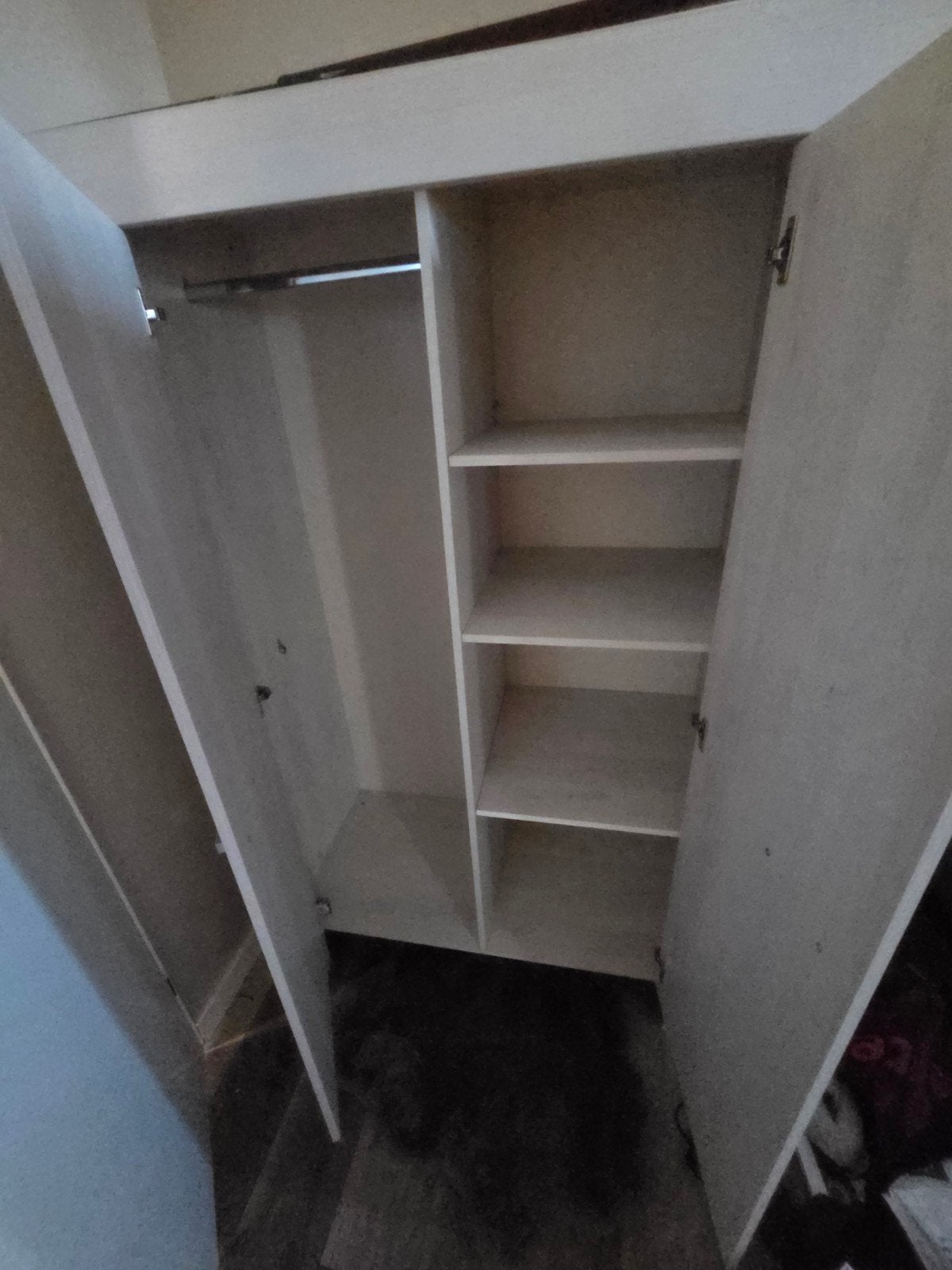 Kledingkast met hangruimte en planken - Zo goed als nieuw, Huis en Inrichting, Kasten | Kledingkasten, Met deur(en), 100 tot 150 cm