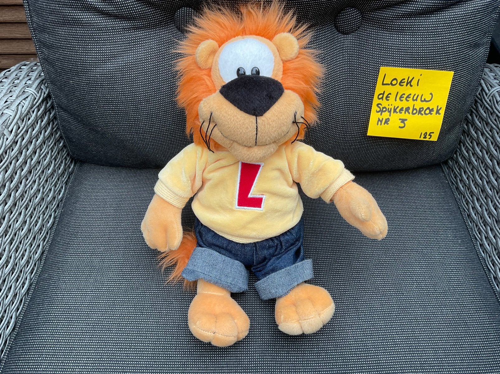 Nieuwe zgan Loeki de Leeuw knuffel spijkerbroek gele trui, Verzamelen, Ophalen, Overige figuren, Nieuw, Beeldje of Figuurtje