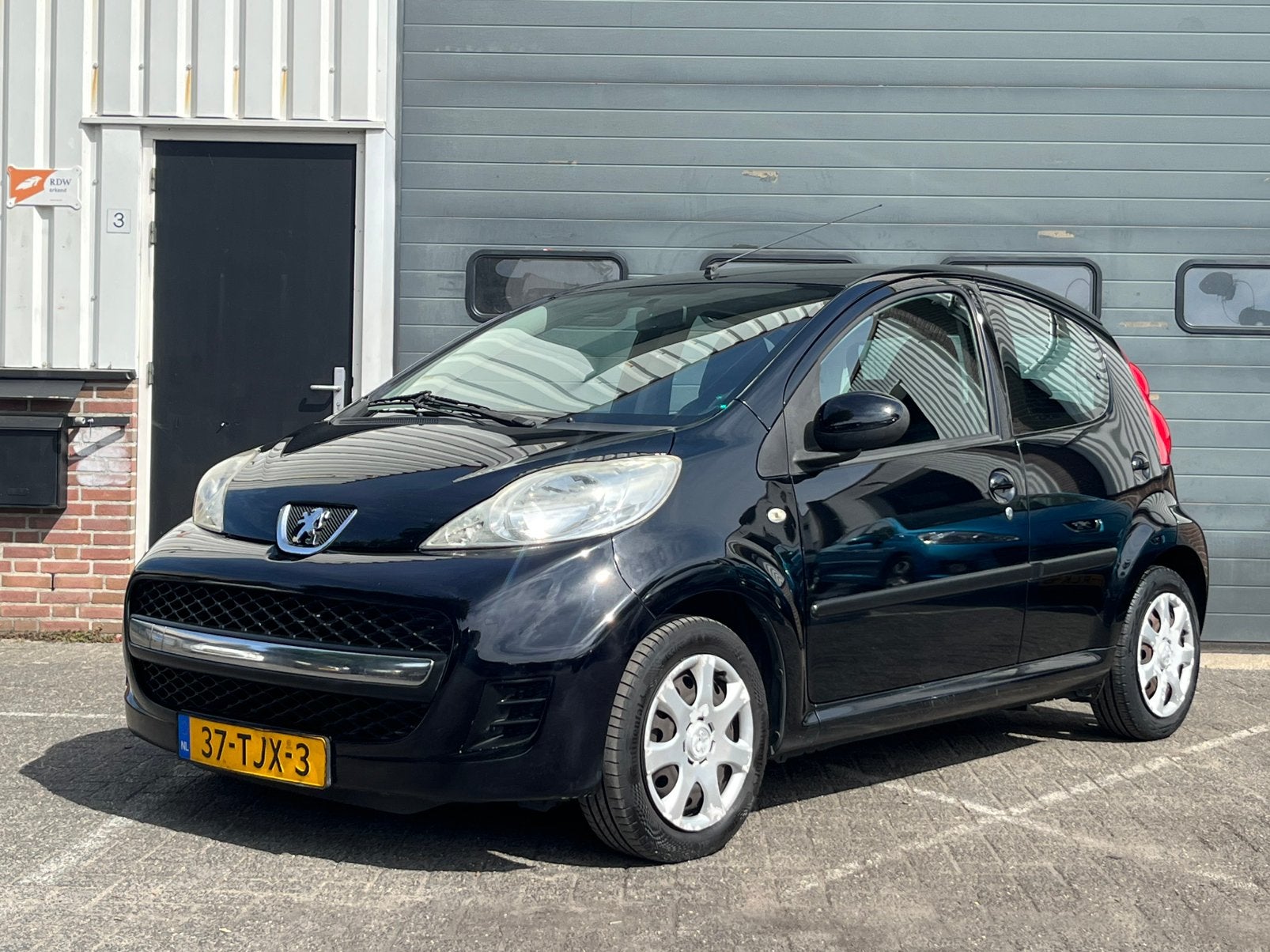 Peugeot 107 1.0 12V 5DRS. Dealer onderhouden, airco, Auto's, Voorwielaandrijving, 4 stoelen, Origineel Nederlands, Bedrijf