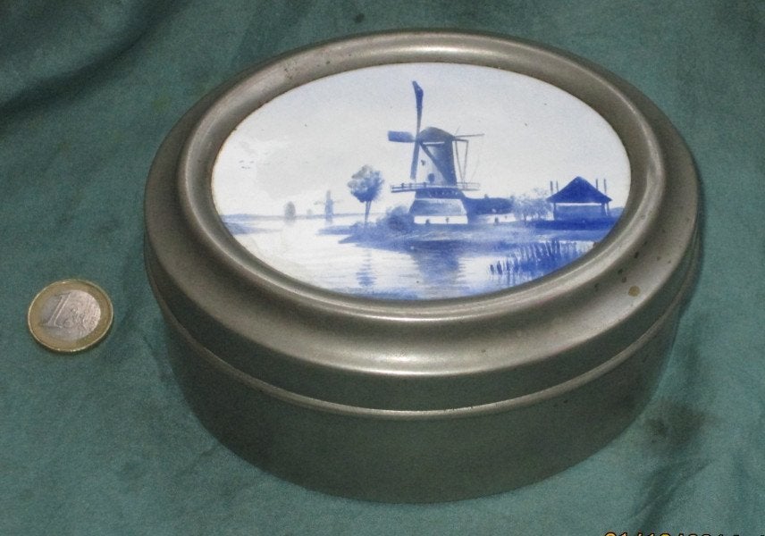 Metalen koekdoos blik met hand beschilderd tegeltje, Ophalen of Verzenden, Gebruikt, Koek(jes)