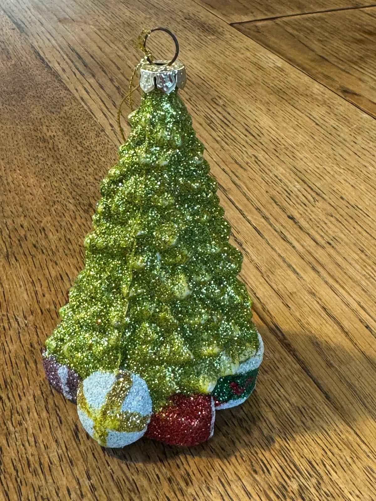 Kersthanger / kerstbal – kerstboom met cadeautjes (glitter), Diversen, Ophalen of Verzenden, Gebruikt