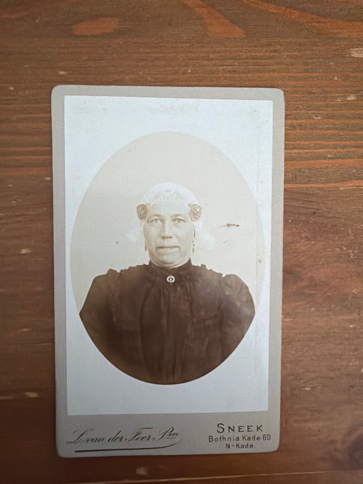 CDV Fries kostuum oorijzer Sneek, fotograaf 1900, Gebruikt, Foto, Klederdracht, Ophalen of Verzenden