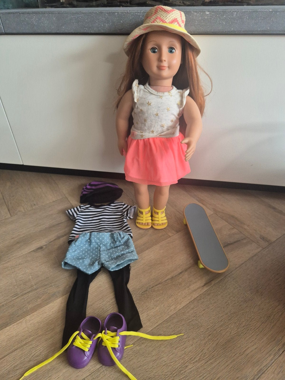 Our Generation pop met extra kleding en skateboard, Ophalen, Zo goed als nieuw, Babypop