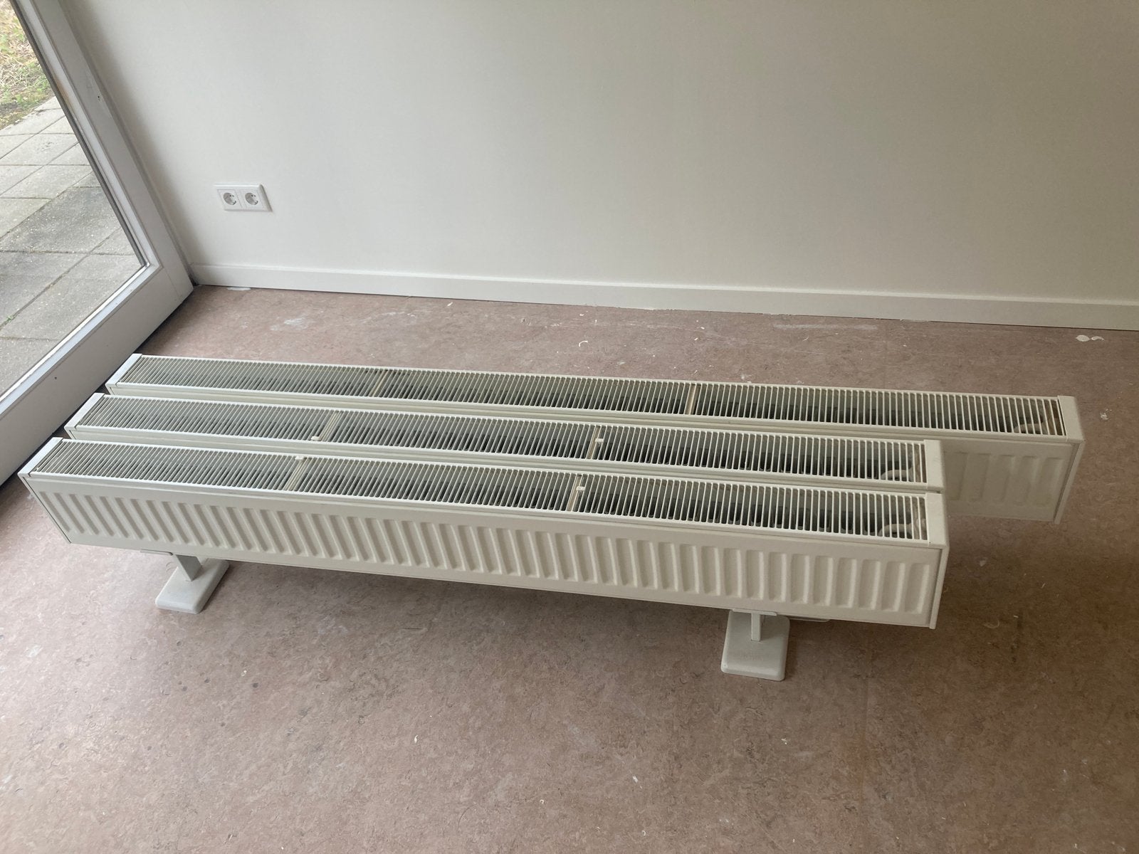 Drie stuks lage Henrad radiatoren op pootjes, Minder dan 30 cm, Radiator, 150 cm of meer, Ophalen of Verzenden