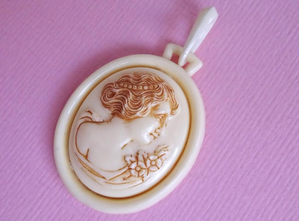 jwg Art Nouveau 20s camee portret ketting hanger celluloid, Sieraden, Tassen en Uiterlijk, Antieke sieraden, Verzenden, Overige materialen