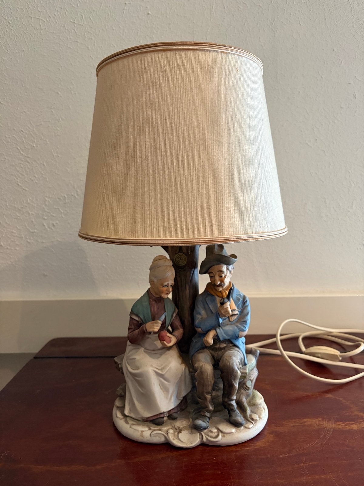 Vintage tafellamp met beeldje van oud stel, Ophalen
