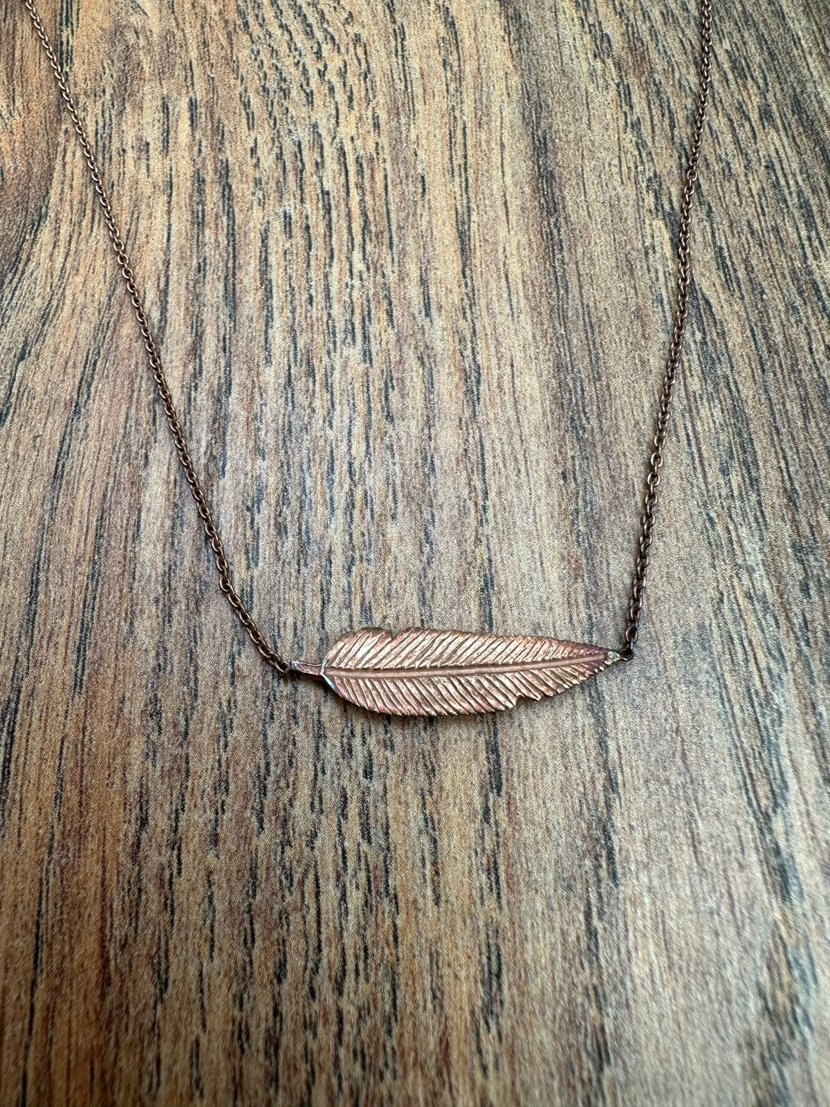 Rose kleurige ketting met een veer als hanger, Ophalen of Verzenden, Gebruikt, Roze, Overige materialen