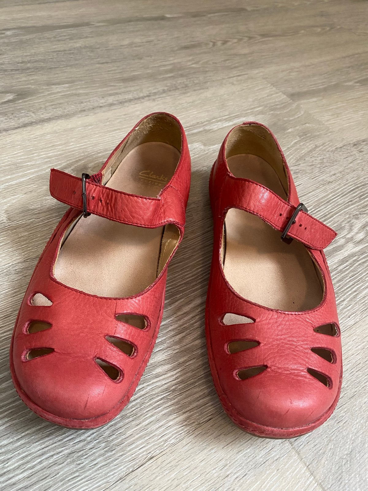 Clarks rode Mary Jane schoenen maat 41 (UK 7), Kleding | Dames, Ophalen of Verzenden, Gedragen, Rood, Schoenen met lage hakken