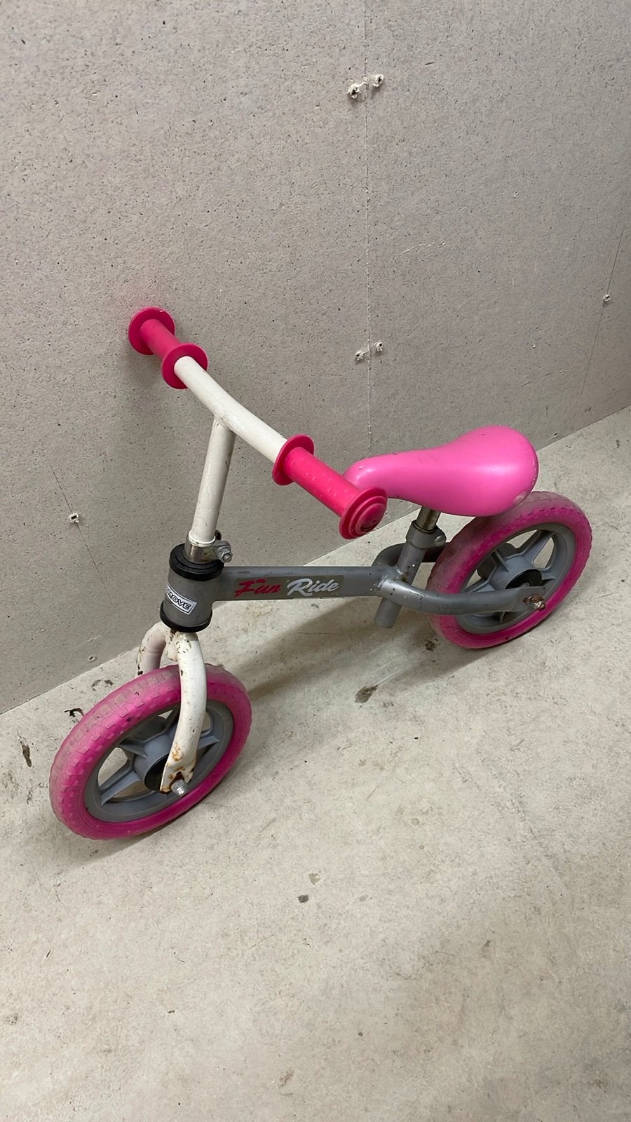 GRATIS Roze Fun Ride loopfiets voor kinderen, Fietsen en Brommers, Ophalen, Gebruikt, Minder dan 16 inch