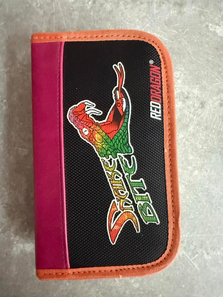 Red Dragon Snakebite Dartpijlen met Hoesje, Ophalen of Verzenden, Zo goed als nieuw, Accu of Oplader