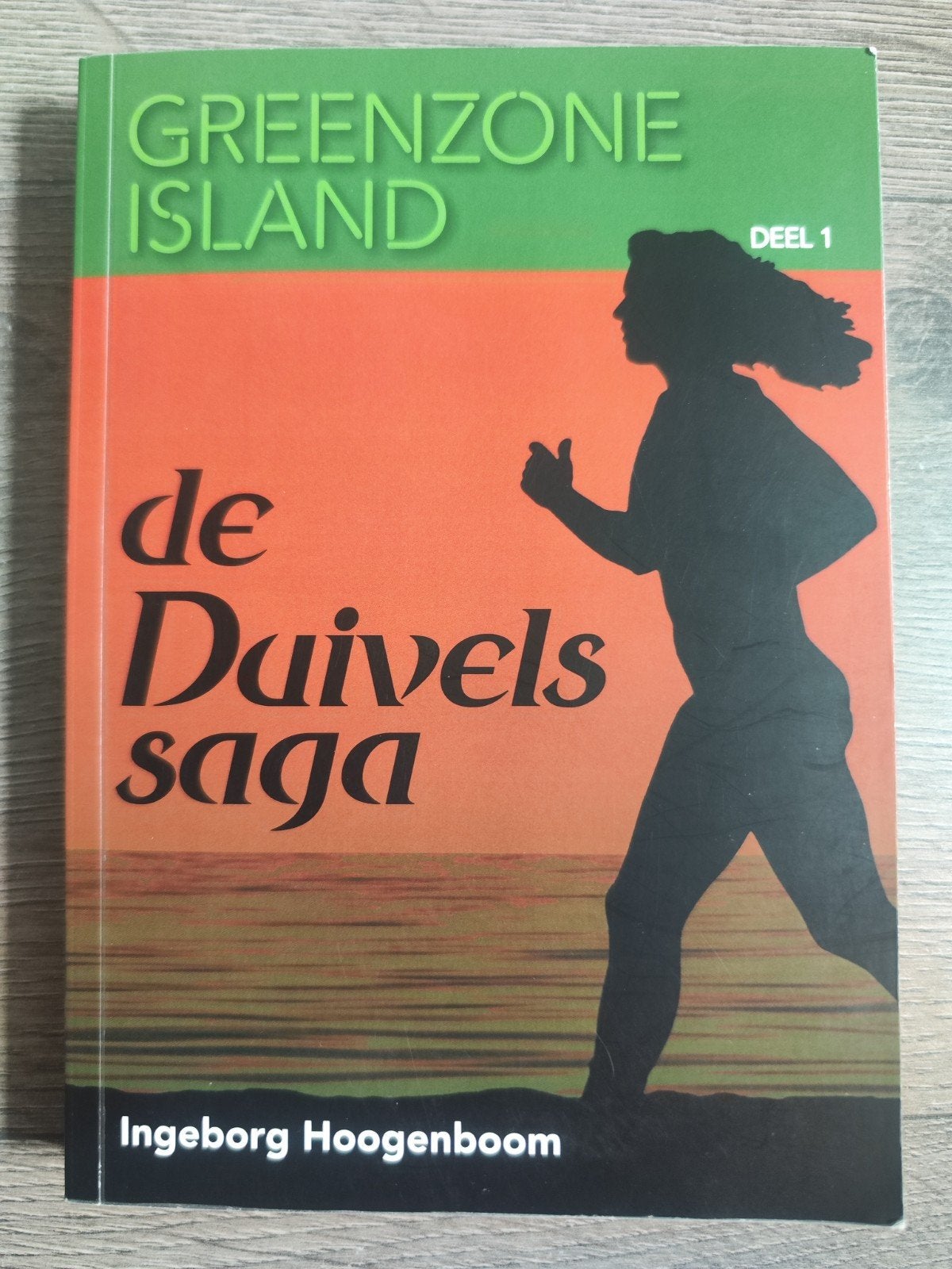 Greenzone Island 1 - De duivelssaga – Ingeborg Hoogenboom, Ophalen of Verzenden, Zo goed als nieuw, Ingeborg Hoogenboom