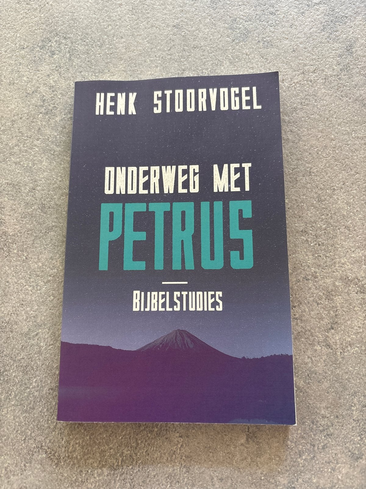 Onderweg met Petrus - Bijbelstudies door Henk Stoorvogel, Ophalen, Zo goed als nieuw, Christendom | Protestants