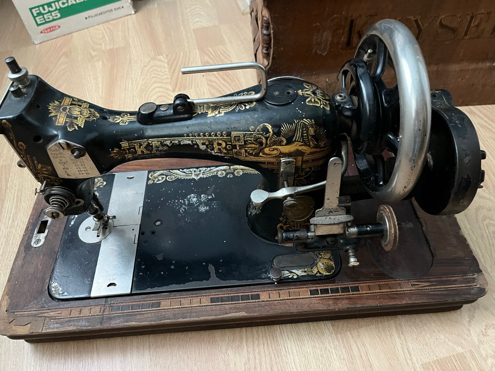 Antieke Kayser Naaimachine met houten gefineerde kap., Ophalen