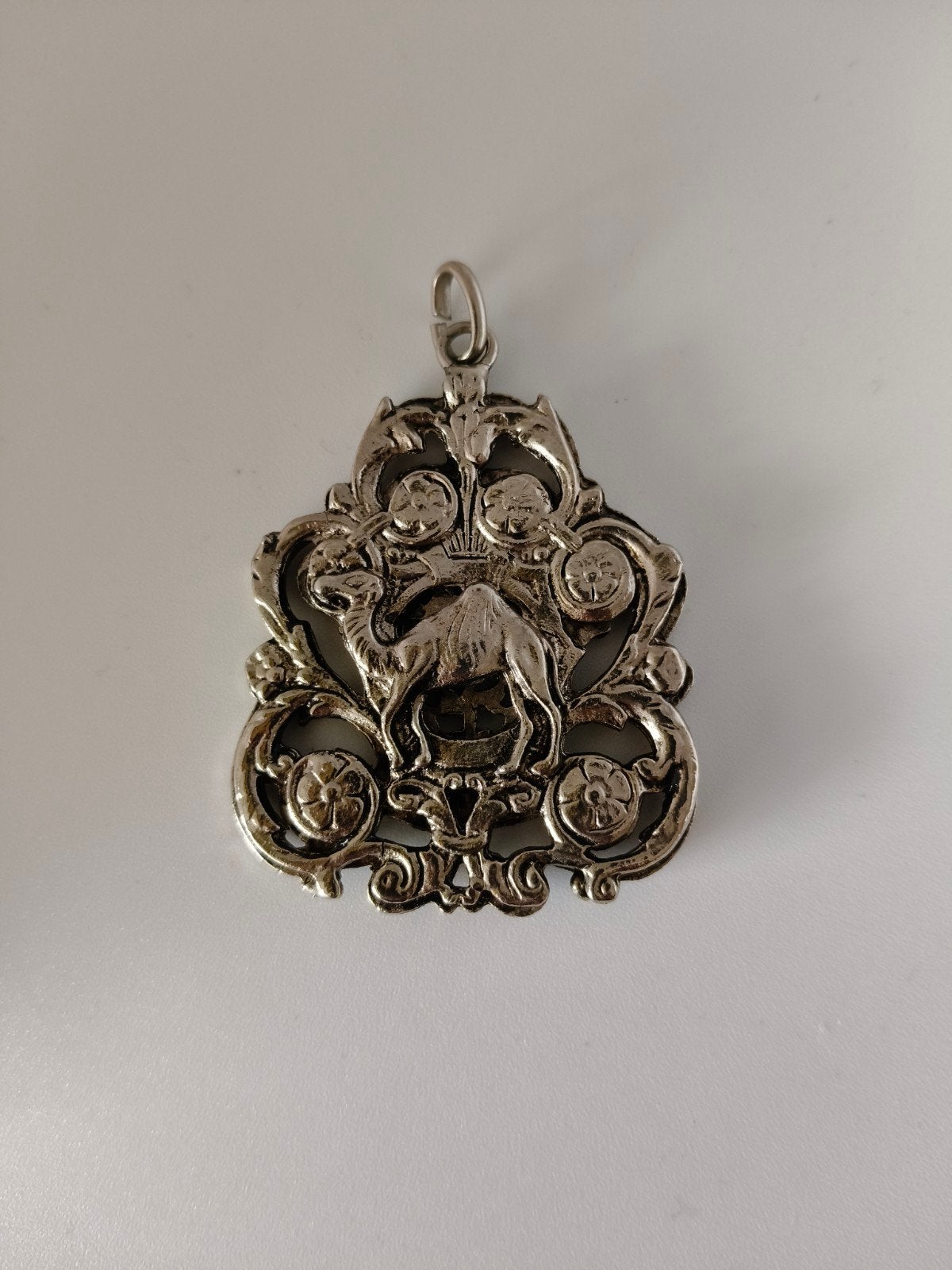 Vintage Verzilverde Oosterse Kameel & Hamsa Hanger, Ophalen of Verzenden, Overige materialen, Hanger, Verguld