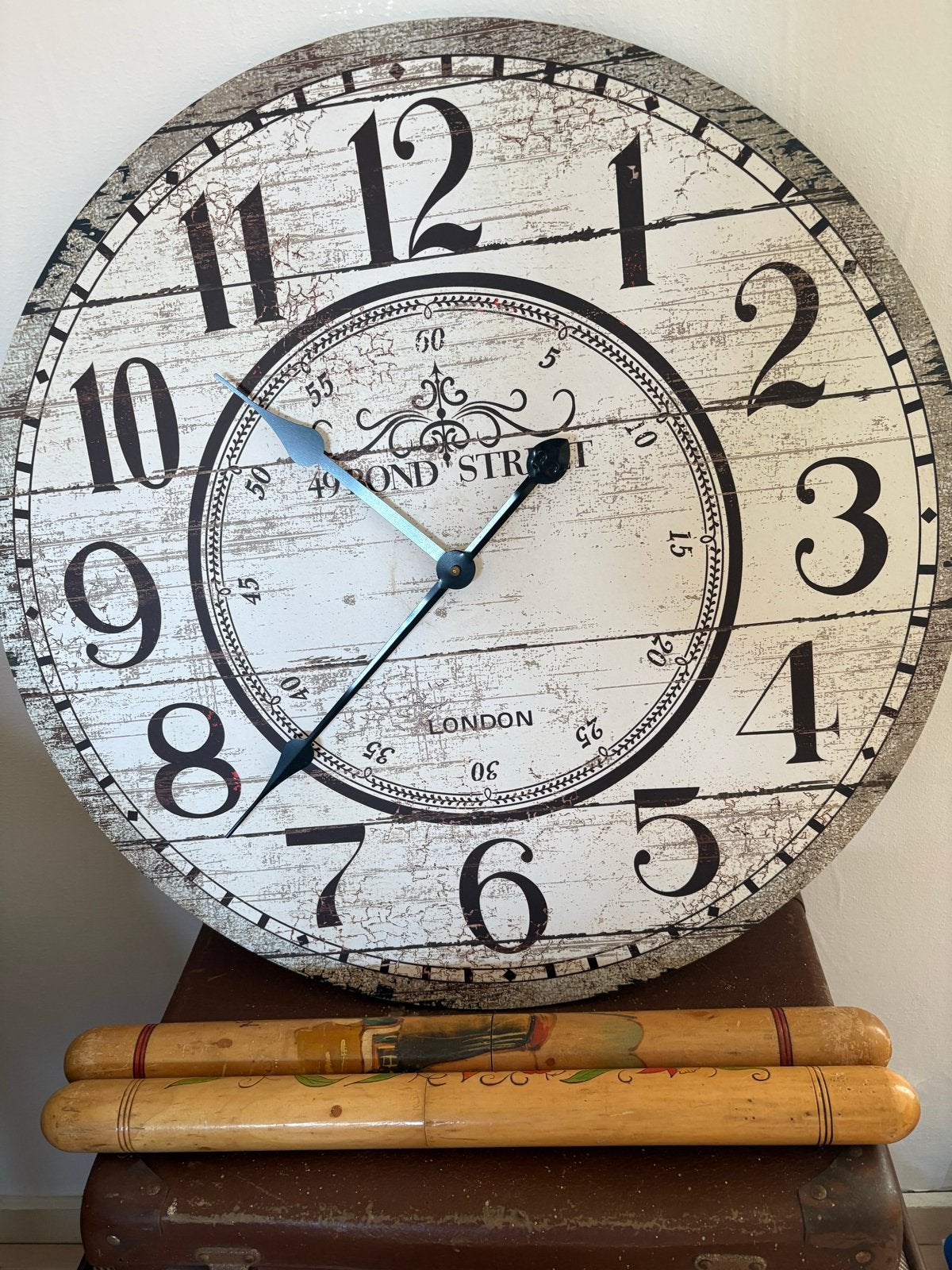 Grote wandklok '49 Bond Street London' - Vintage stijl, Huis en Inrichting, Woonaccessoires | Klokken, Wandklok, Wit, Vintage