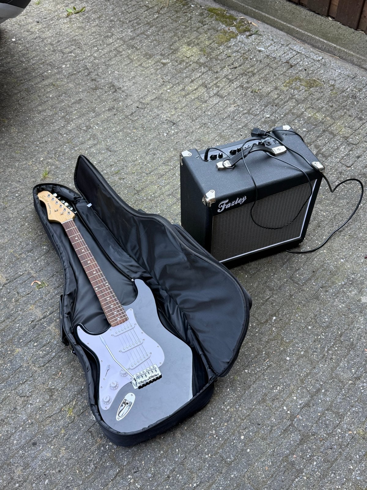 Fazley Elektrische gitaar met versterker en gitaartas, Muziek en Instrumenten, Snaarinstrumenten | Gitaren | Elektrisch, Gebruikt